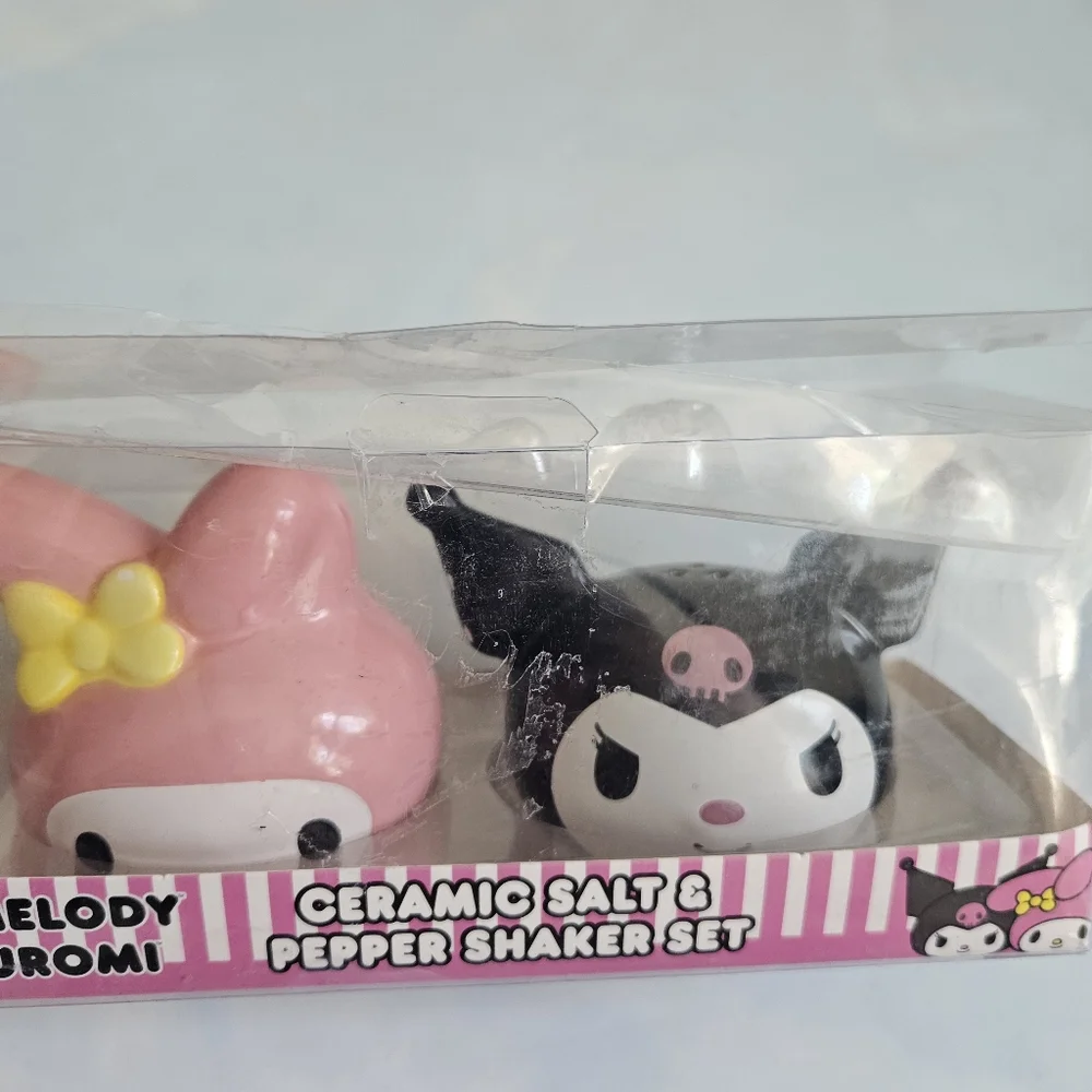 Hello Kitty Pink & Black Ceramic Salt & Pepper Shaker Set Brand New